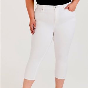 NWT Torrid Sky High Crop Skinny Jean 20S